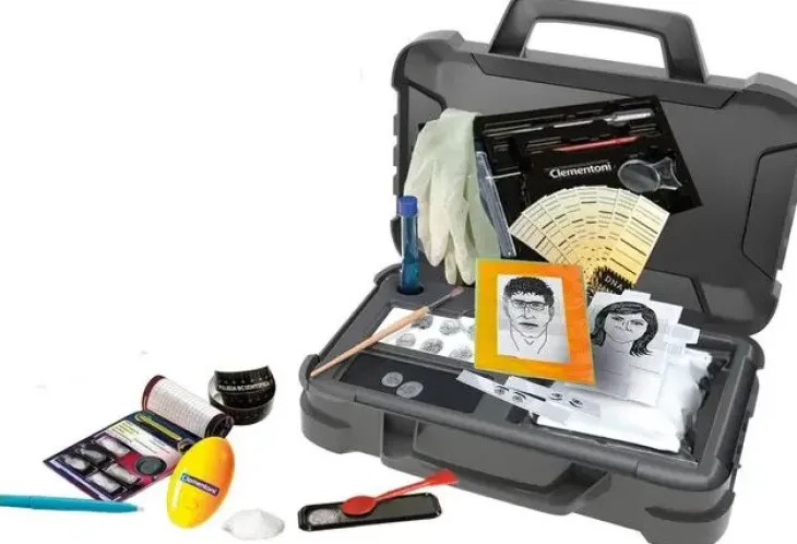 Clementoni detective suitcase
