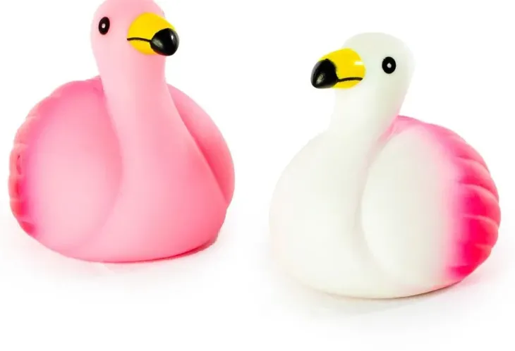 Kelluva flamingo vilkkuvilla valoilla