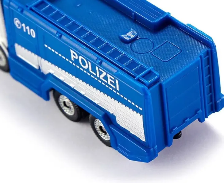 Siku poliisi vesitykillä