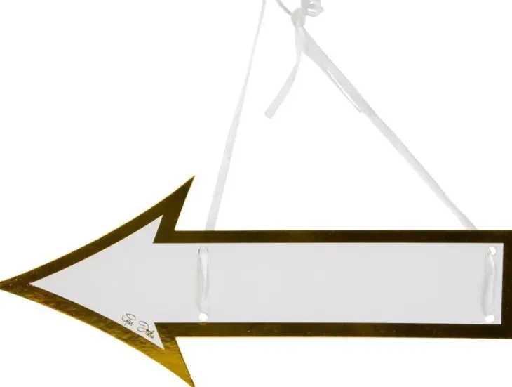 Valkoiset opastekyltit satiininauhalla