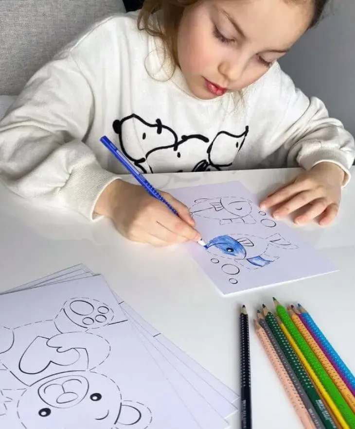 Väritettävät ompelukuvat